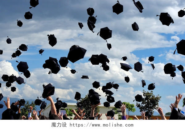 仰拍向天空抛毕业帽的毕业生照片毕业季毕业